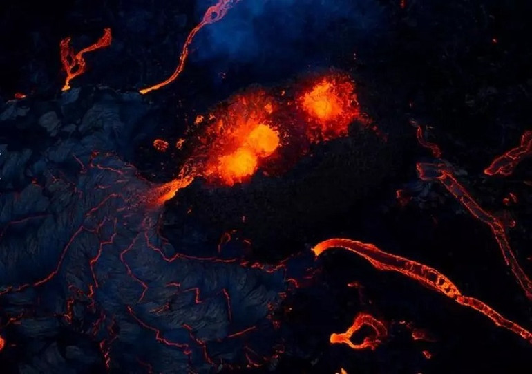 Dung nham trào ra từ miệng núi lửa Fagradalsfjall ở Iceland hồi tháng 4. (Ảnh: Reuters) 10 bức ảnh ấn tượng về môi trường năm 2021 -0