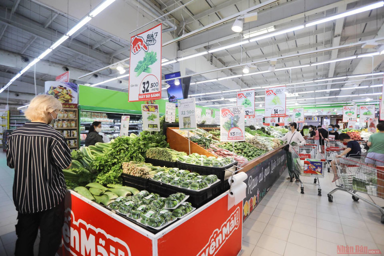 Hà Nội: Hàng hóa siêu thị dồi dào, chợ dân sinh không thiếu hàng tươi sống -0