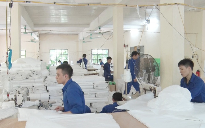 Xưởng may bao bì của Công ty Vĩnh Sơn, nơi có người đã một thời lầm lỗi trở về được nhận vào làm việc. Trên lối về của người lầm lỗi -0