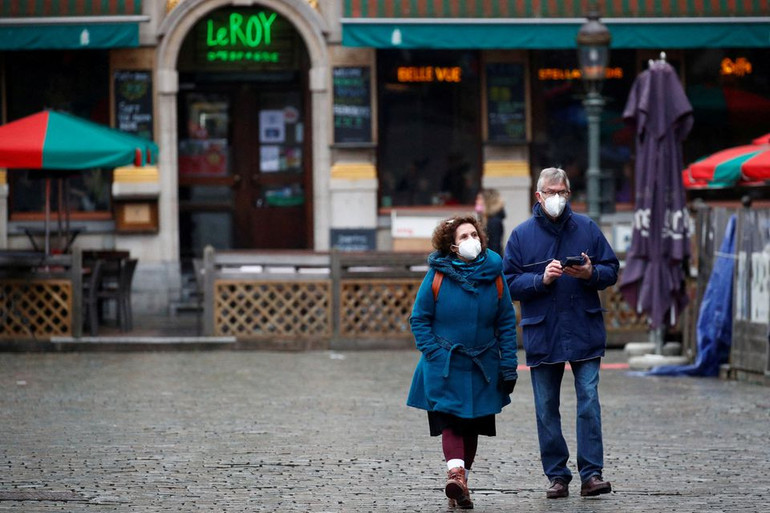 Người dân đeo khẩu trang đi bộ tại Quảng trường Grand Place ở Brussels, Bỉ, ngày 21/1/2022. Ảnh: REUTERS Châu Á ghi nhận trên 628 nghìn ca mắc Covid-19 trong 24 giờ qua -0