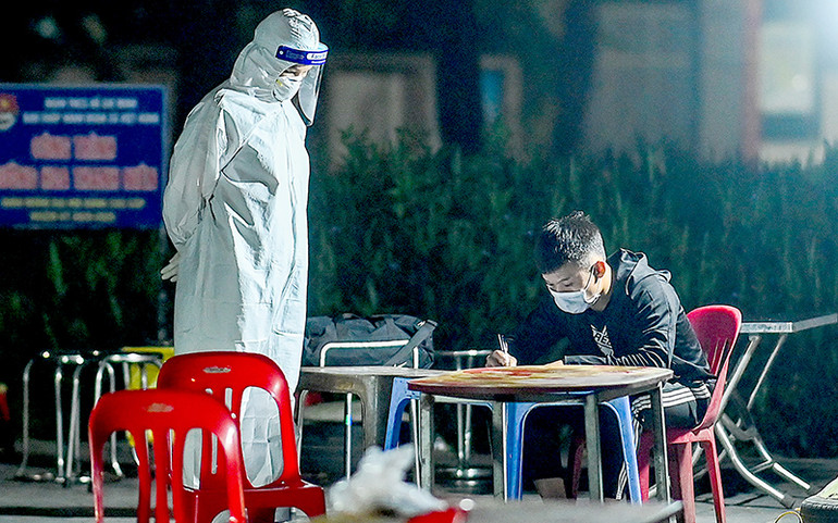 Áo blouse kiên cường nơi tâm dịch -0