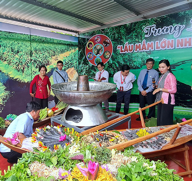 Không gian trưng bày, xác lập kỷ lục “Lẩu mắm lớn nhất Việt Nam” tại huyện U Minh vào chiều 29/4. Xác lập tổ ong và lẩu mắm lớn nhất Việt Nam tại Cà Mau -0