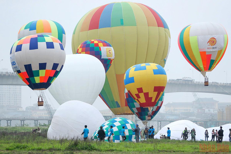 Người Hà Nội vui thích với Lễ hội khinh khí cầu -0