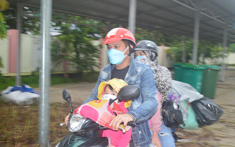 Hành trình về quê ấm tình nghĩa đồng bào -0