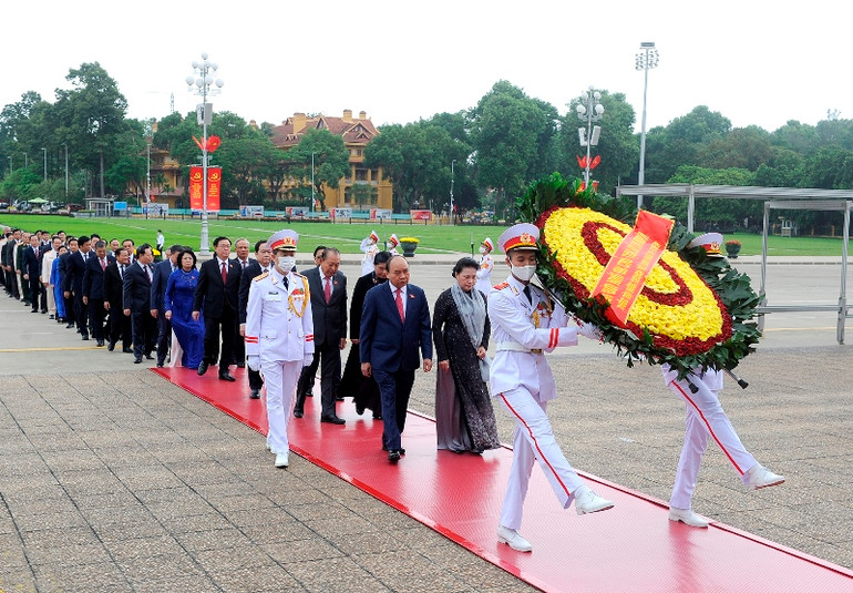 Lãnh đạo Đảng, Nhà nước và đại biểu Quốc hội vào Lăng viếng Chủ tịch Hồ Chí Minh -0