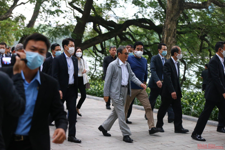 Thủ tướng Nhật Bản đi dạo Hồ Gươm sáng sớm -0