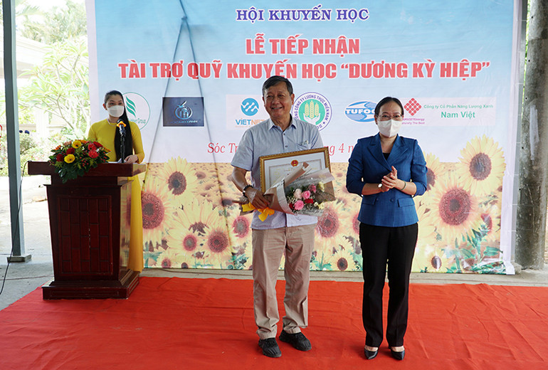 Ủy ban nhân dân tỉnh tặng Bằng khen cho đại diện gia đình nhà cách mạng Dương Kỳ Hiệp. Thân quyến nhà cách mạng Dương Kỳ Hiệp vận động đóng góp hơn 5 tỷ đồng gây quỹ học bổng cho học sinh nghèo, hiếu học -0