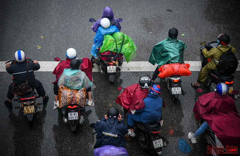 Người dân các tỉnh đội mưa đổ về Hà Nội ngày cuối kỳ nghỉ Tết Nguyên đán Nhâm Dần -0