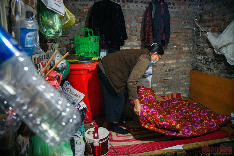 Hà Nội: Người lao động và người vô gia cư căng mình chống chọi với giá rét -0