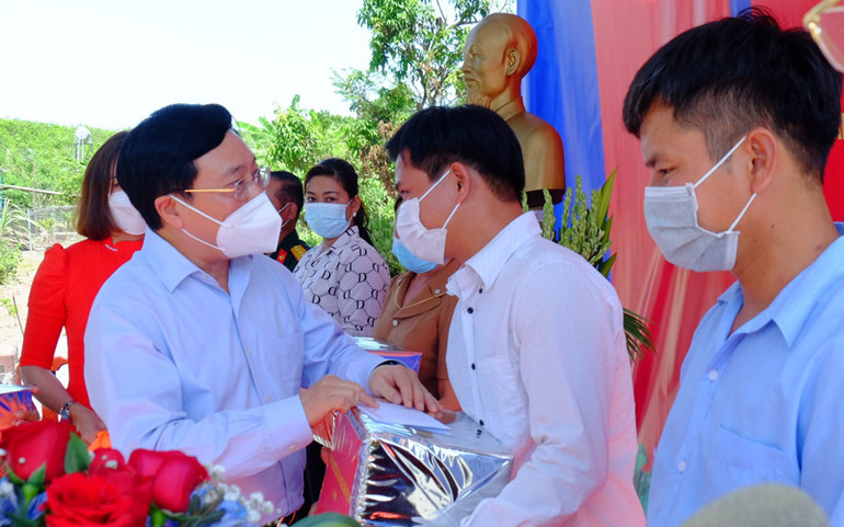 Phó Thủ tướng Thường trực Phạm Bình Minh trao quà cho các hộ dân tại điểm dân cư liền kề chốt dân quân xã Thanh Hòa, huyện Bù Đốp. Phó Thủ tướng Thường trực Chính phủ Phạm Bình Minh thăm điểm dân cư trên tuyến biên giới Bình Phước -0