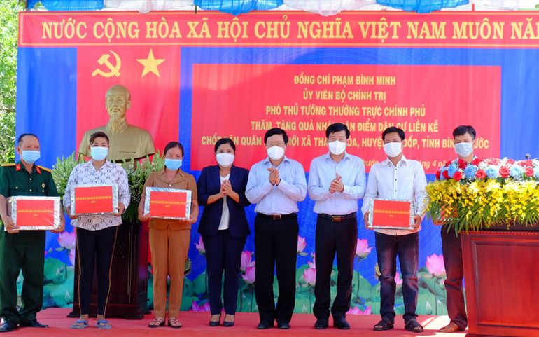 Phó Thủ tướng Thường trực Phạm Bình Minh và lãnh đạo tỉnh Bình Phước trao quà cho các hộ dân tại điểm dân cư liền kề chốt dân quân xã Thanh Hòa, huyện Bù Đốp. Phó Thủ tướng Thường trực Chính phủ Phạm Bình Minh thăm điểm dân cư trên tuyến biên giới Bình Phước -0