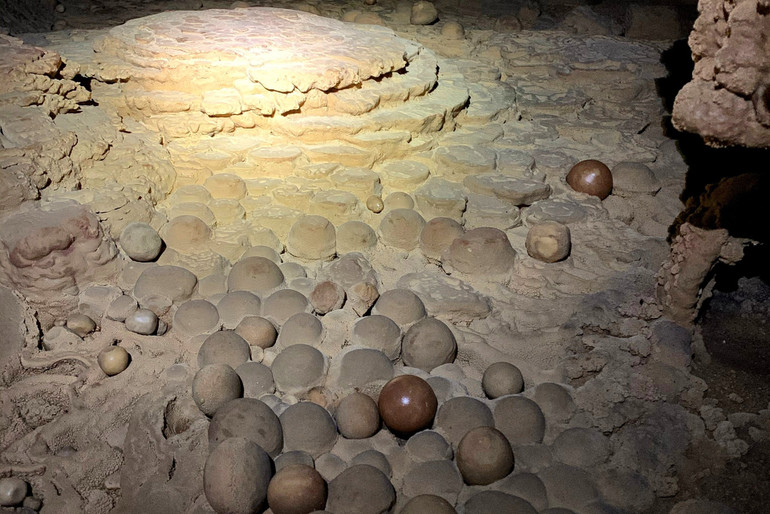 Hang Hổ - Hố sụt Kong: Phiêu lưu để tìm lại chính mình -0