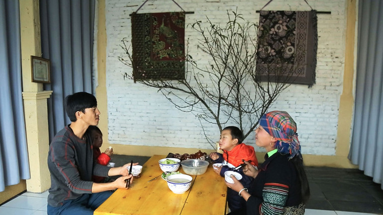 Gia đình Má A Tông trong căn nhà mới khang trang được tập đoàn Sun Group hỗ trợ xây sửa Cáp treo Fansipan và những đóng góp cho du lịch Sa Pa -0