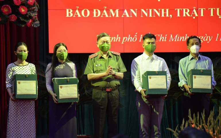 Lực lượng Công an nhân dân phát huy vai trò tuyến đầu, lá chắn phòng, chống dịch Covid-19 -0