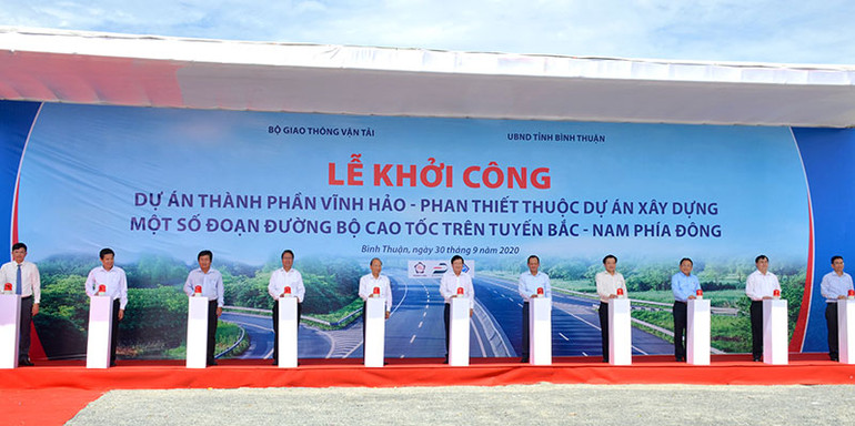 Phó Thủ tướng Chính phủ Trịnh Đình Dũng cùng lãnh đạo Bộ GTVT, lãnh đạo các địa phương bấm nút khởi công xây dựng Dự án thành phần đoạn Vĩnh Hảo - Phan Thiết. Khởi công xây dựng đường cao tốc bắc - nam đoạn Vĩnh Hảo - Phan Thiết -0