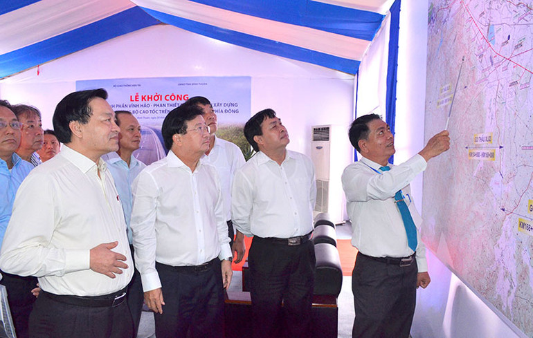 Phó Thủ tướng Chính phủ Trịnh Đình Dũng nghe giới thiệu Dự án thành phần đoạn Vĩnh Hảo - Phan Thiết. Khởi công xây dựng đường cao tốc bắc - nam đoạn Vĩnh Hảo - Phan Thiết -0