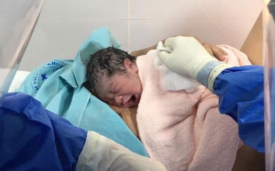 Bé trai có mẹ F0 chào đời giữa 