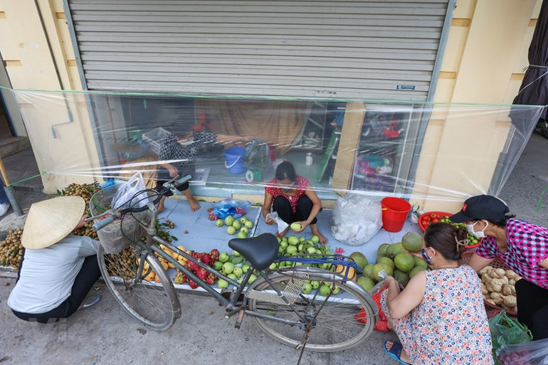 Người dân Thủ đô xếp hàng dùng thẻ để đi chợ thời Covid-19 -0