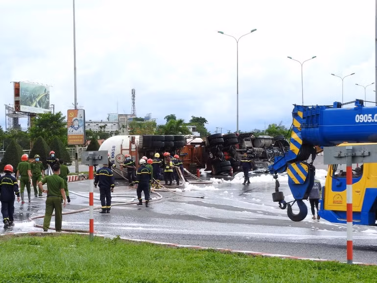 Lật xe bồn chở 20 tấn gas tại cầu vượt Hòa Cầm (Đà Nẵng) -0