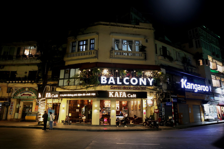 Phố đi bộ hồ Gươm vắng vẻ ngày đầu hoạt động trở lại -0