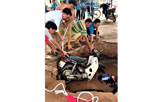 “Hố tử thần” nuốt hai xe máy tại một trường học ở Đắk Lắk ảnh 1