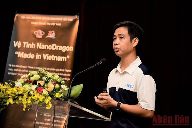 TS Lê Xuân Huy, Phó Tổng Giám đốc Trung tâm Vũ trụ Việt Nam giới thiệu về vệ tinh NanoDragon. Tạm hoãn phóng vệ tinh NanoDragon từ Nhật Bản -0