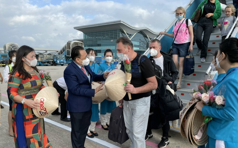 Phó Chủ tịch UBND tỉnh Khánh Hòa Lê Hữu Hoàng (thứ hai từ trái sang) tặng hoa du khách Nga. Khánh Hòa đón khách du lịch Nga trở lại sau gần 2 năm gián đoạn -0