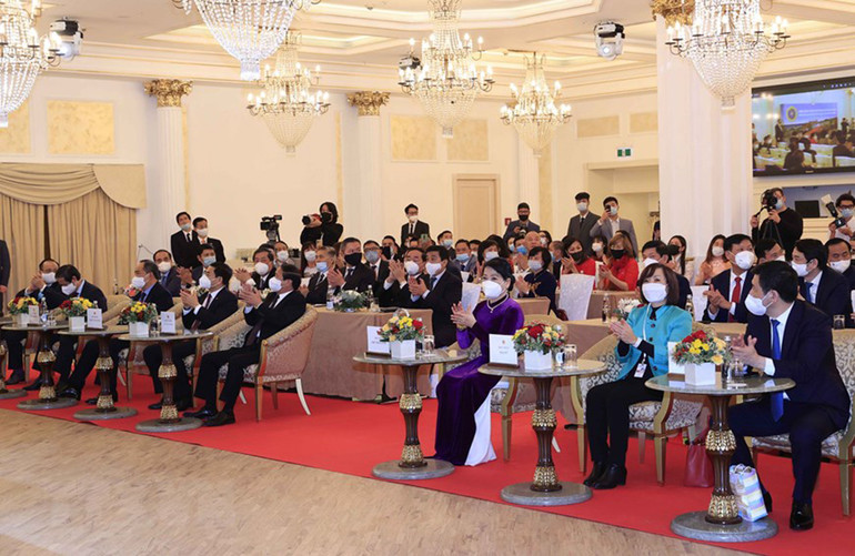 Hình ảnh Chủ tịch nước Nguyễn Xuân Phúc gặp gỡ đại diện cộng đồng Việt Nam tại Nga -0