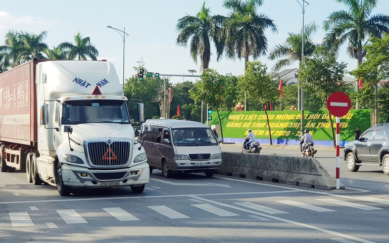 Đoạn quốc lộ 1 qua TP Đông Hà, xe container đi chung với các loại phượng tiện rất nguy hiểm. QT_Giao_thong_2-1601887314254.jpg