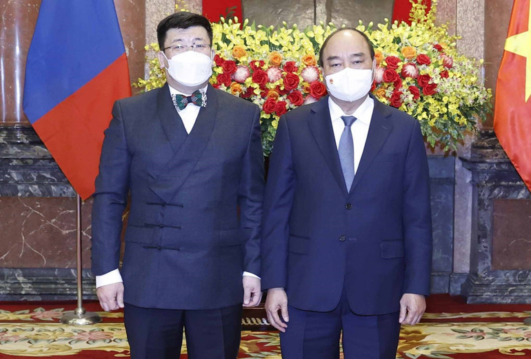 Chủ tịch nước Nguyễn Xuân Phúc và Đại sứ Đặc mệnh toàn quyền Cộng hòa Nhân dân Mông Cổ Jigjee Sereejav. (Ảnh: TTXVN) Chủ tịch nước tiếp các Đại sứ Timor Leste, Nigeria và Mông Cổ -3
