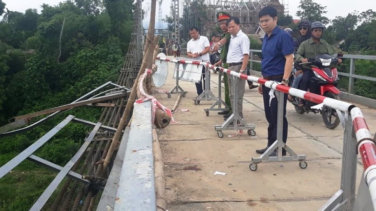 Đoạn xảy ra TNGT thảm khốc trên cầu treo qua sông Giăng. Thăm hỏi gia đình nạn nhân vụ tai nạn ở cầu treo qua sông Giăng -0