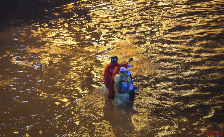 Hình ảnh nhiều tuyến phố ở Hà Nội ngập, ùn tắc do mưa lớn -4