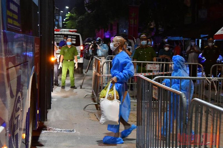 Di dời người dân tại “điểm đỏ” phường Thanh Xuân Trung đến nơi an toàn -0