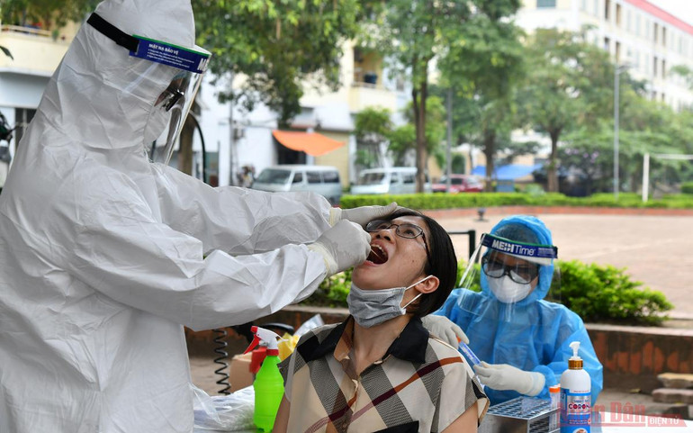 Xét nghiệm Covid-19 cho người dân xã Kim Chung -1