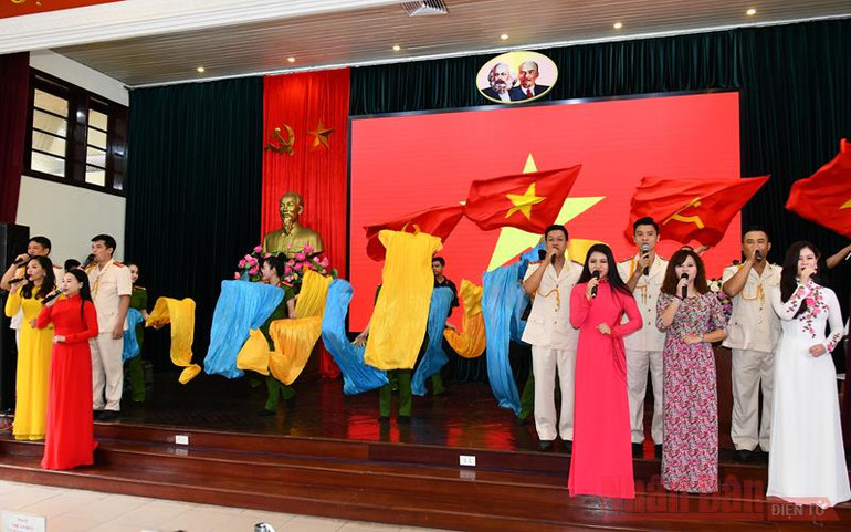 Một tiết mục văn nghệ tại chương trình. Báo Nhân Dân giao lưu các điển hình tiên tiến trong các phong trào thi đua vì an ninh Tổ quốc -0