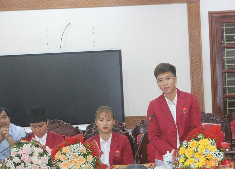 Huấn luyện viên kiêm vận động viên Đội tuyển bóng đá nữ Phong Phú Hà Nam Nguyễn Thị Tuyết Dung phát biểu tại buổi gặp mặt. Hà Nam gặp mặt, tuyên dương các huấn luyện viên, vận động viên tham dự SEA Games 31 -0