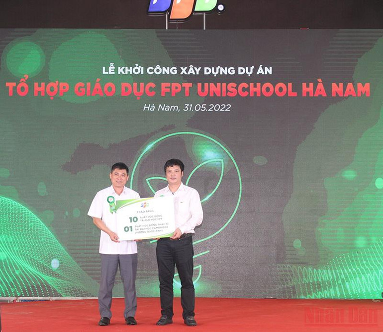 Tập đoàn FPT đã trao tặng 10 suất học bổng tại Đại học FPT và 1 suất học bổng Thạc sĩ tại Đại học Cambridge (Vương quốc Anh) cho các học sinh ưu tú tỉnh Hà Nam. Tập đoàn FPT khởi công khu tổ hợp giáo dục Unischool Hà Nam -0