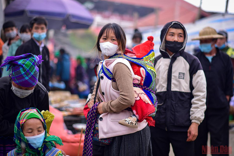 Độc đáo cảnh mẹ địu con đi chợ phiên Bắc Hà ngày giáp Tết -0