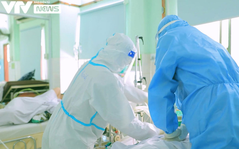 Các bác sĩ đang ép tim để cứu bệnh nhân. (Ảnh: VTV) “Ranh giới”: Chấn động và đầy cảm xúc -0