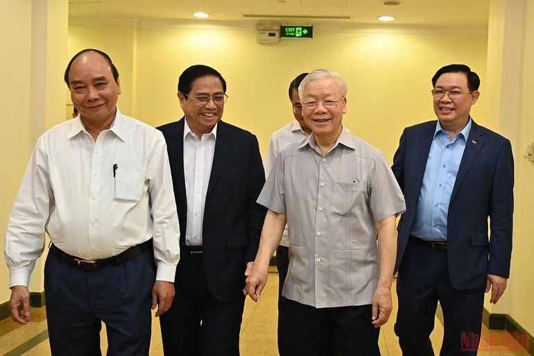 Tổng Bí thư Nguyễn Phú Trọng, Chủ tịch nước Nguyễn Xuân Phúc, Thủ tướng Chính phủ Phạm Minh Chính, Chủ tịch Quốc hội Vương Đình Huệ đến dự Hội nghị. Hội nghị Bộ Chính trị về xây dựng lực lượng Công an nhân dân -0
