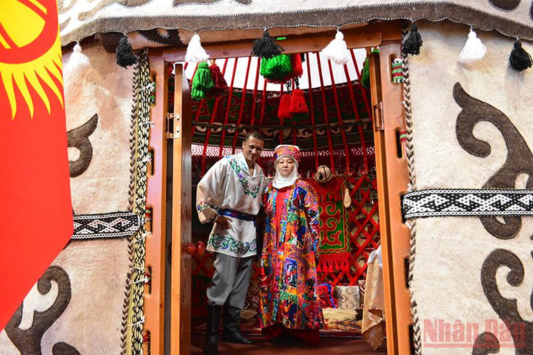 Sắc màu văn hóa ở thao trường Alabino -0