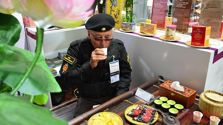 Sắc màu văn hóa ở thao trường Alabino -0