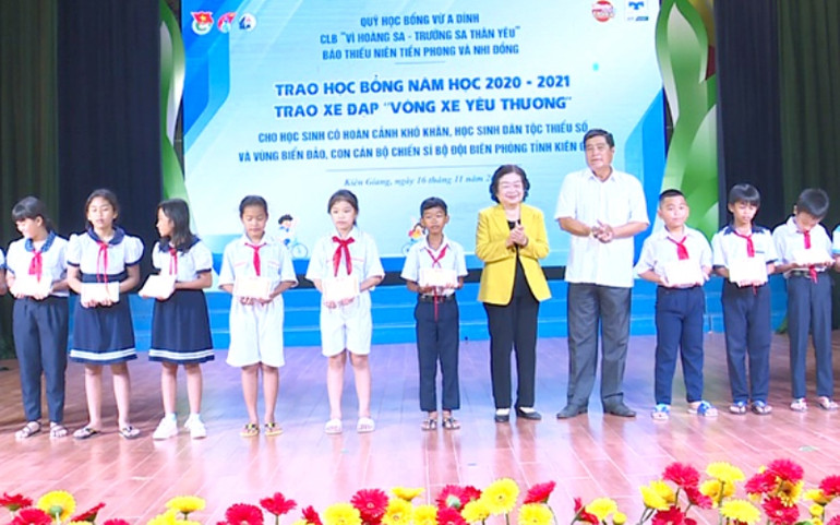 Nguyên Phó Chủ tịch nước Trương Mỹ Hoa trao học bổng cho các học sinh Kiên Giang. Trao học bổng Vừ A Dính tại Kiên Giang -0