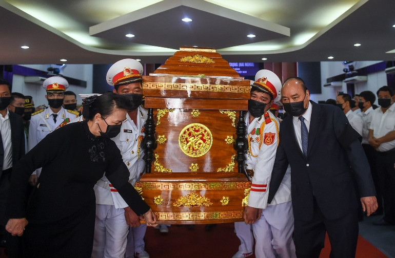 Thủ tướng Nguyễn Xuân Phúc, Chủ tịch Quốc hội Nguyễn Thị Kim Ngân di quan đồng chí Trương Vĩnh Trọng. Lễ truy điệu nguyên Phó Thủ tướng Trương Vĩnh Trọng -0
