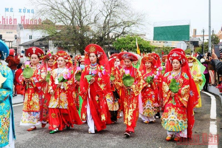 Lễ hội cũng được xem là 1 festival văn hóa dân gian, cộng đồng đặc trưng của vùng đất cố đô. Thừa Thiên Huế tổ chức lễ hội truyền thống điện Huệ Nam -0