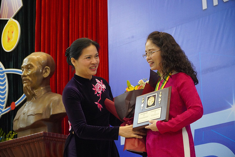 Chủ tịch Hội LHPN Việt Nam Hà Thị Nga trao Giải thưởng Kovalevskaia 2020 tặng PGS, TS Trương Thanh Hương Vinh danh các nhà khoa học nữ nhận Giải thưởng Kovalevskaia năm 2020 -0
