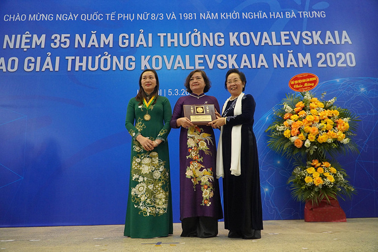 Nguyên Phó Chủ tịch nước Nguyễn Thị Doan trao Giải thưởng Kovalevskaia 2020 tặng Tập thể nữ Viện Hóa học các Hợp chất thiên nhiên. Vinh danh các nhà khoa học nữ nhận Giải thưởng Kovalevskaia năm 2020 -0
