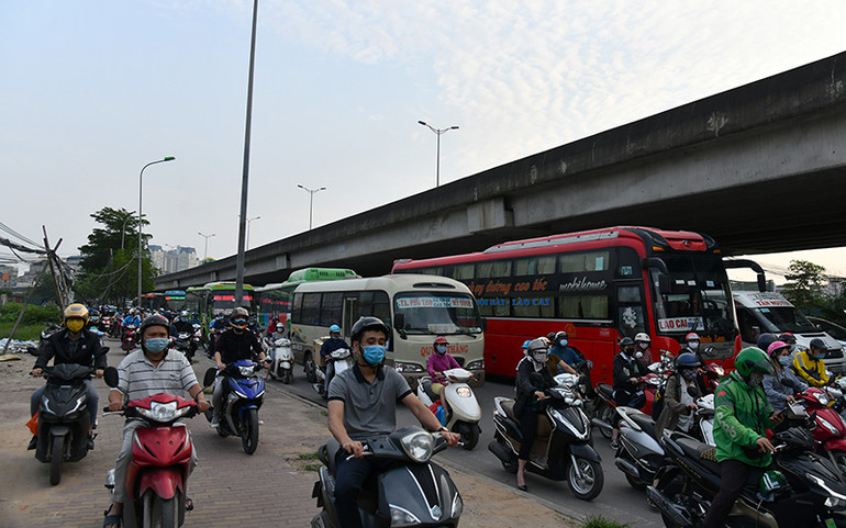 Giao thông ùn tắc tại các khu vực cửa ngõ Thủ đô trước ngày nghỉ lễ -0