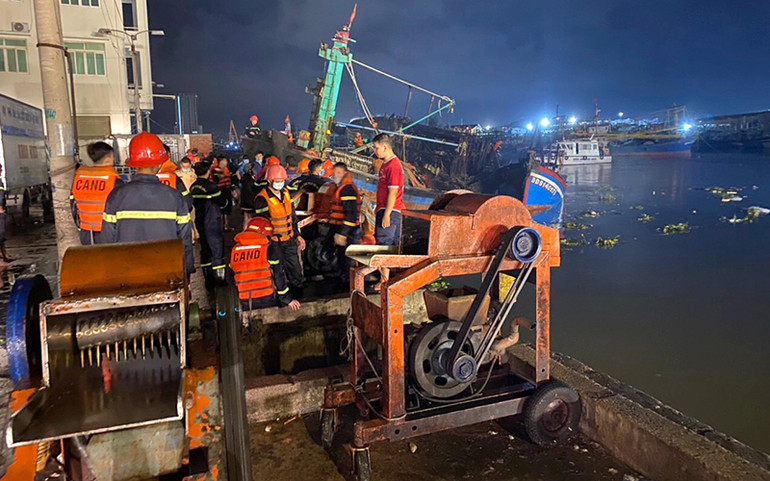 Cháy rụi 5 tàu cá đang neo đậu tại cảng cá Quy Nhơn -0