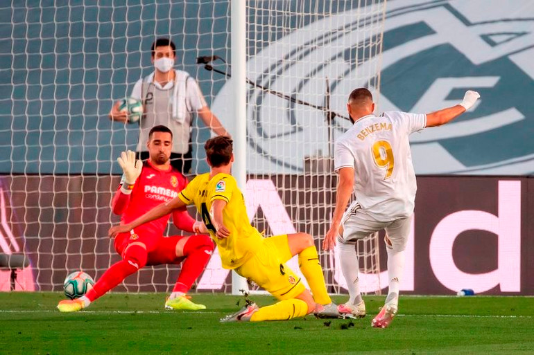 Benzema ghi bàn đưa Real vượt lên dẫn trước sau 29 phút bóng lăn. (Ảnh: La Liga) Benzema lập cú đúp, Real vô địch La Liga -0
